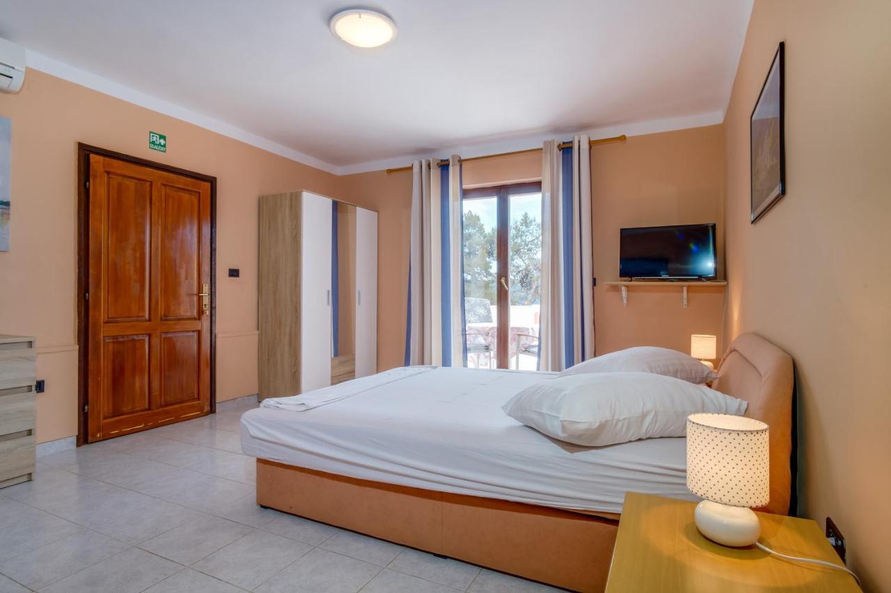 Apartments Villa Julija Mali Lošinj Buitenkant foto